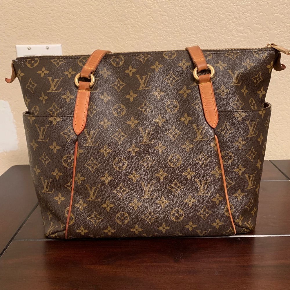 ❌SOLD❌ Authentic Louis Vuitton Totally MM